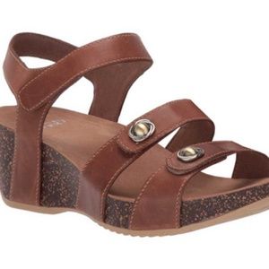Dansko Savannah sandal tan Sz 39 - fits 8.5 to 9